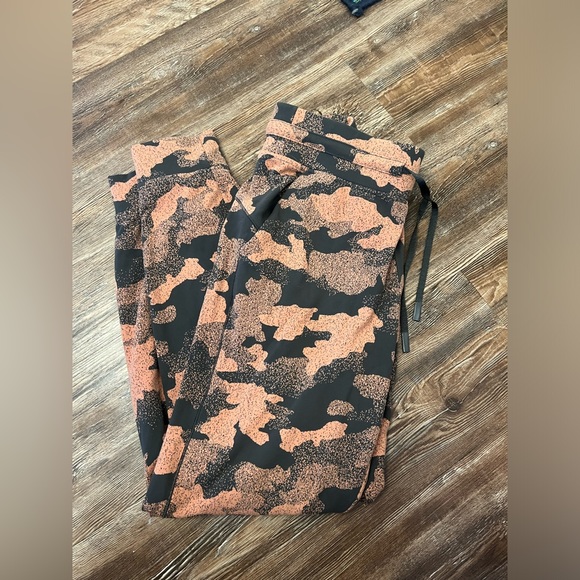 Lululemon Ready to Run Joggers - Picture 2 of 4